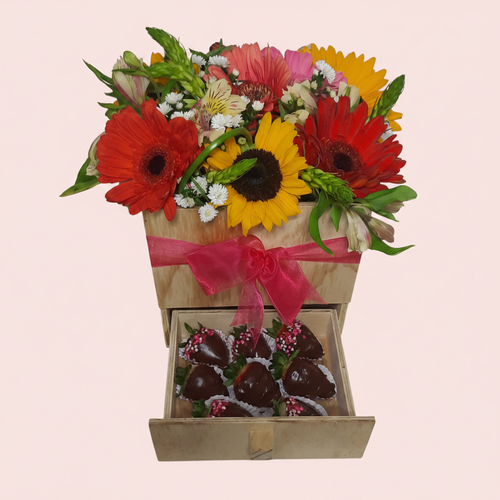Arreglo floral con cajón de fresas cubiertas de chocolate