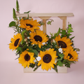 Ventana de Girasol - Arreglo floral rústico en ventana de madera con girasoles